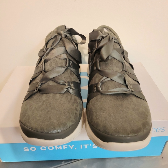 Bzees Glisten Green Animal Print Ribbon Lace-Up Fashion Sneakers Size 10 Wide - Picture 3 of 10